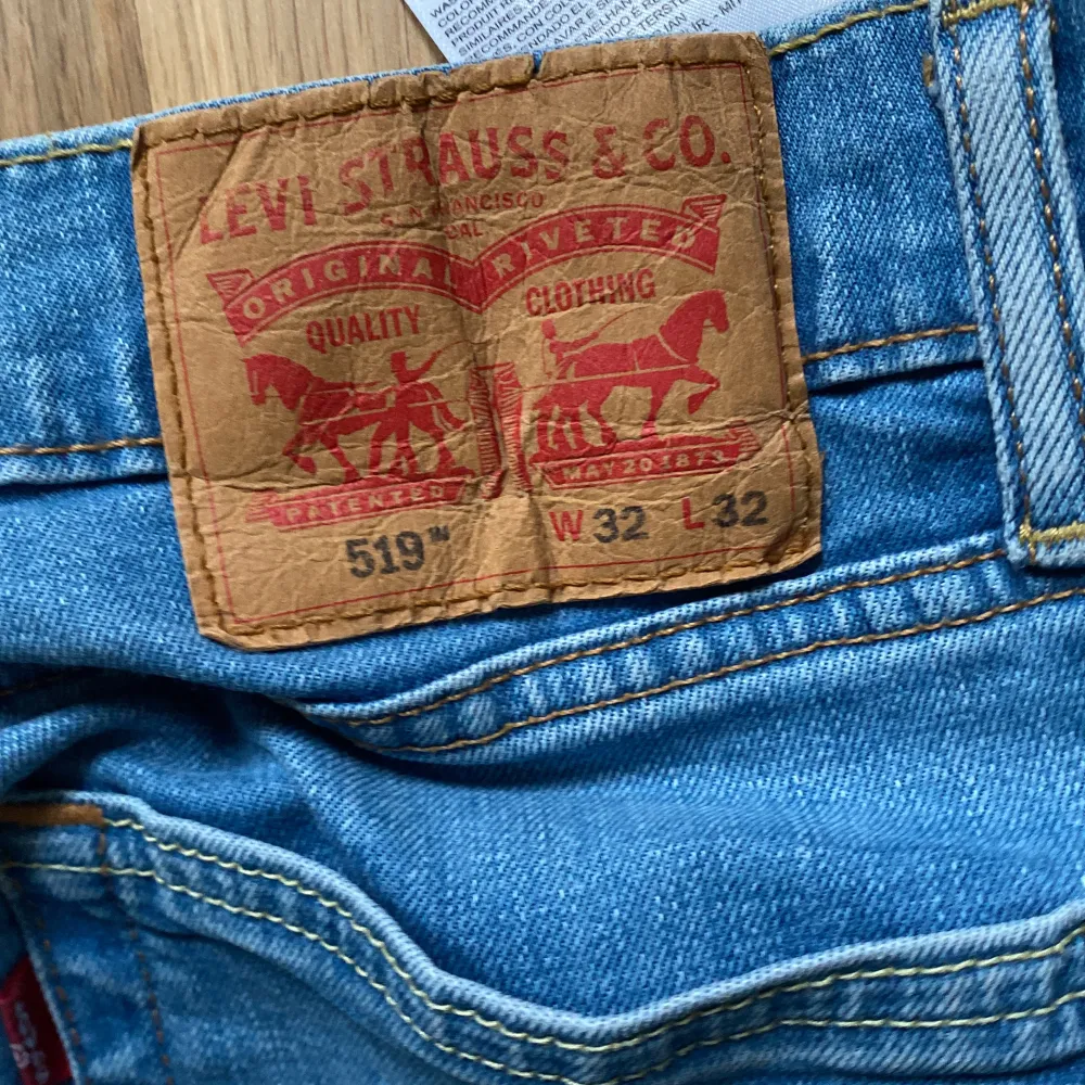 Säljer dessa feta Levis jeansen som är ljusblåa och perfekta till sommaren. Dem är i perfekt skick. Skriv gärna om ni har frågor.. Jeans & Byxor.