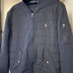 Ralph laoureb cardigan - Ralph Louren cardigan som är väldigt fräsch och knappt använd pga jag inte tyckte om den så mycket. Storlek S Pris 1900 