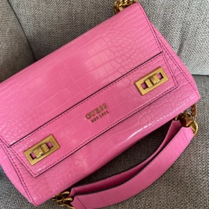 Guess - Säljer denna guess jania väska i topp skick, inga skavanker, använt fåtal gånger. Priset kan diskuteras. Hör av dig om du har frågor💕
