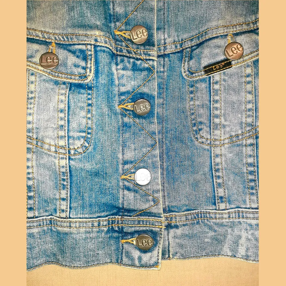 Ljusblå, croppad jeansjacka från märket Lee.  Knappt använd och i perfekt skick. Passar bra till högmidjade byxor. Strlk: S.. Jackor.