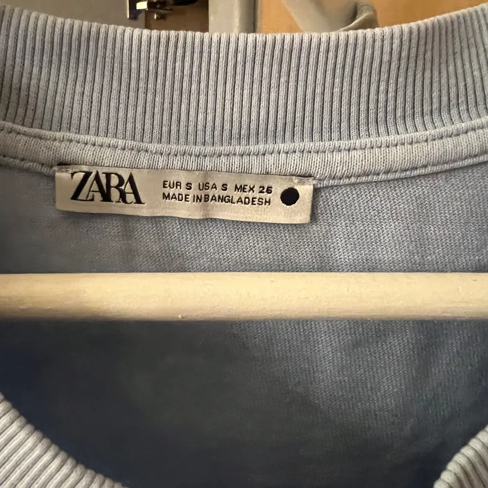 Zara t-shirt . T-shirts.