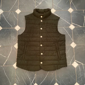 Väst  - En snygg Cavoli väst som är i manchester. Passar riktigt bra till sommaren.  Kan skicka fler bilder vid intresse🤩