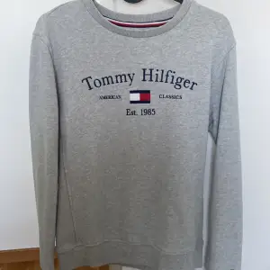 Säljer nu min Tommy hifiger tröja den är helt ny har inte använt den säljer den eftersom att gillar inte den så mycket  Storlek: 164 (Tröjan är äkta)  Pris kan diskuteras 