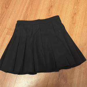 En fin svart kjol som inte kommer till användning längre, den är i stolek s och köpt på plick för typ ett år sen och pris kan diskuteras vid snabb 🫶