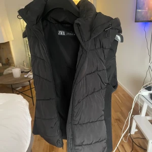Zara väst  - Jätte fin väst som formar kroppen fint ! Fin i skicket ! Anväder inte längre och vill ha en annan säljer därav 