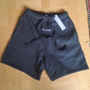 Essentials shorts - Ett par nya/oanvända Essentials Shorts. Stl S. Dom är för stora för mig därför säljer jag dom. Skickas eller möts upp i Stockholm. Vid frågor är det bara att skriva. Plis kan diskuteras vid snabb affär.