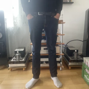 Nudie Jeans Slimfit - Ett par feta Nudie jeans i marinblått. Grisch slimfit passform, passar även 32/33. I princip helt oanvända och i perfekt skick.