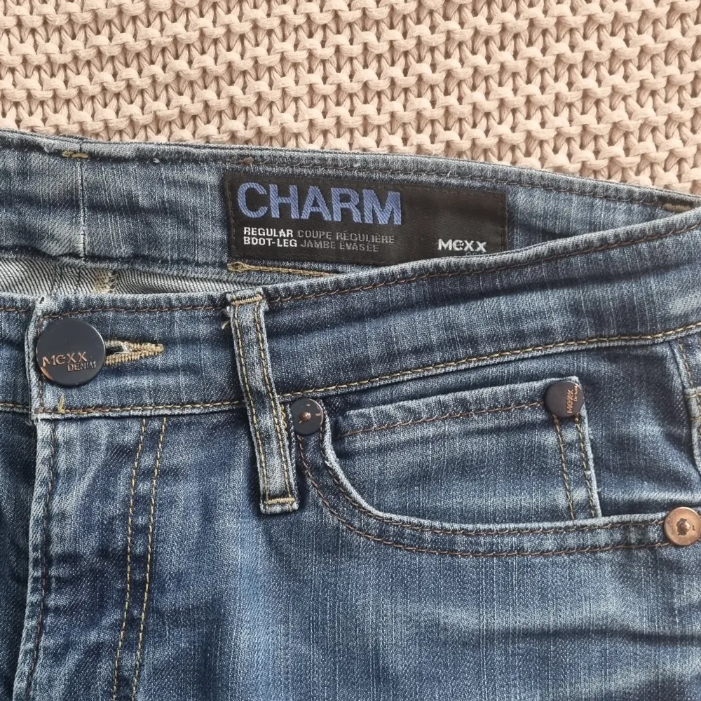 lågmidjade jeans från mexx, waist 27🩷 de sitter jättesmickrande på. Jeans & Byxor.