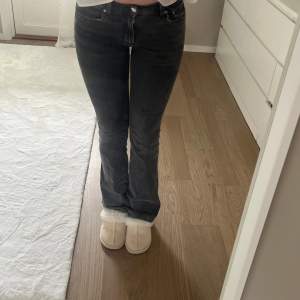 Fina lågmidjade jeans från Gina tricot i bra skick. De kostar 499 nya, mitt pris 299!💕