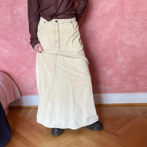 Manchesterkjol - Vintage manchesterkjol, lång, från gamla Kappahl. Bra skick! Hon på bilden är 160 cm och en xs/s, men den funkar bättre på mig som är en M, 174cm. Då är den lågmidjad men släpar inte i golvet :) Snabb affär prioriteras.