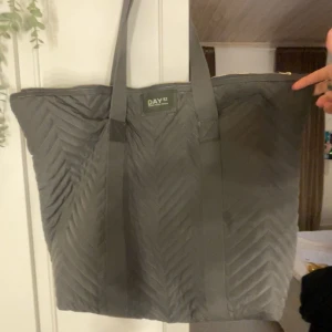 Bag  - Jättefin och sparsamt använd weekendbag från DAY ET. Köpt för ca. 4 år sen. Säljer pga kommer aldrig till användning. En liten liten fläck på framsidan som knappt syns. 