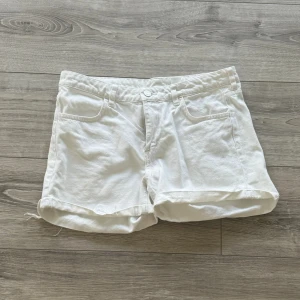 Shorts - Använd 1 sommar några få tal gånger Passar inte längre Snygga och ej genomskinliga 