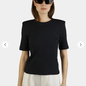 Fanny t-shirt - Worn once. Great fit!!! Price on sale on their website is 1498 kr and am selling for 450 krs !