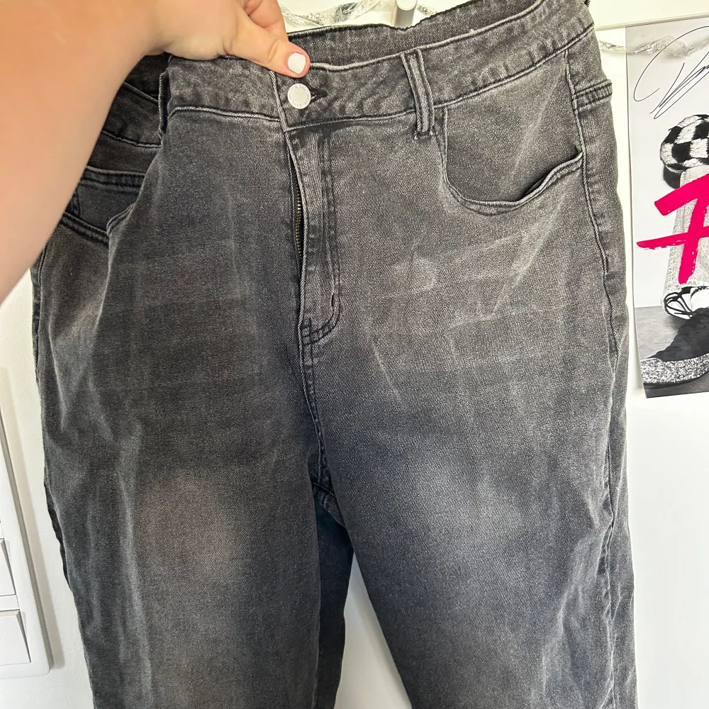Hej! Jag säljer mina mörkgråa jeans med fjärilar på fickorna för att dom inte passar mig. Ej använda🩶de har slits i smalbenen🩶. Jeans & Byxor.
