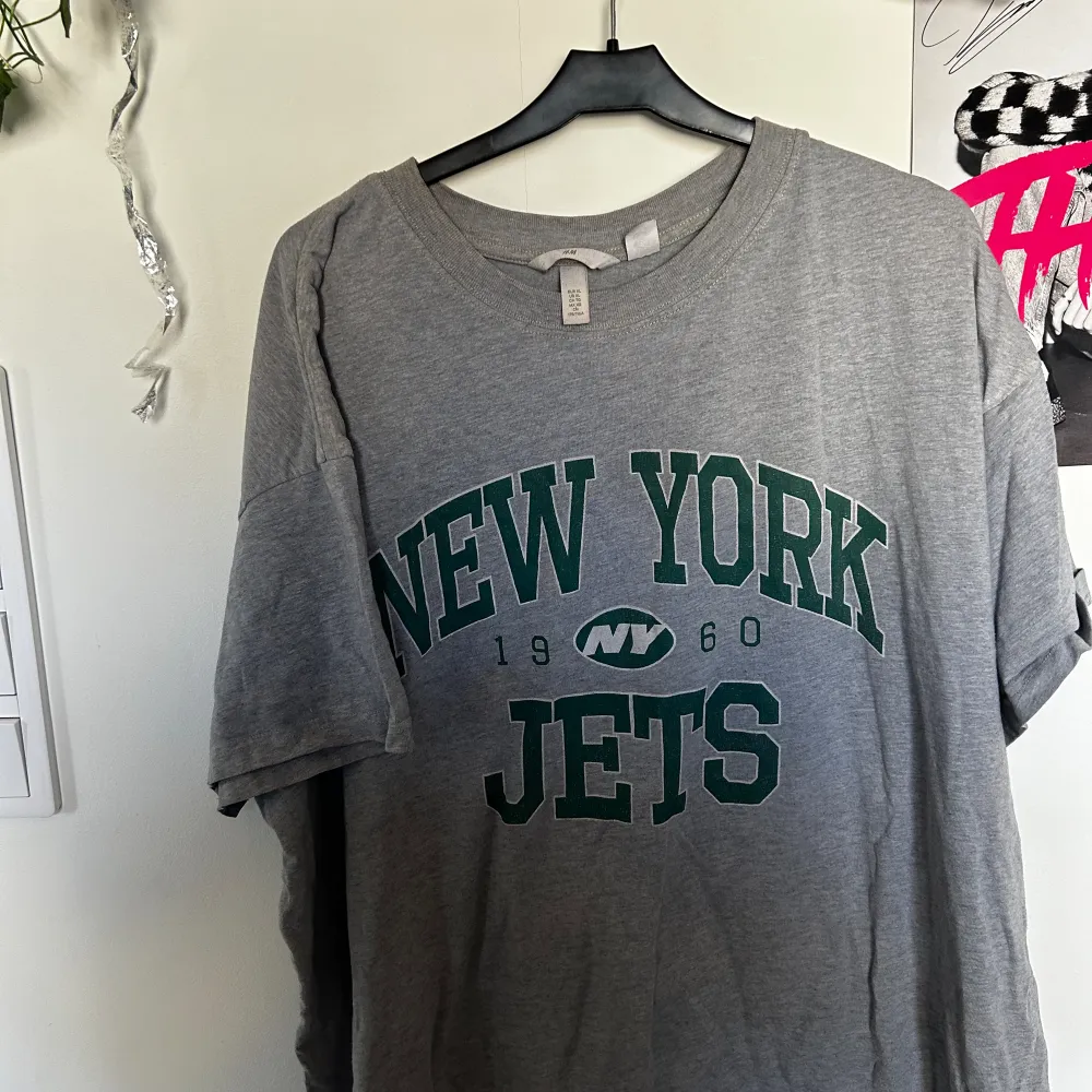 Säljer en grå T-shirt med texten ”New york jets” i grön text pga ej används 💚. T-shirts.