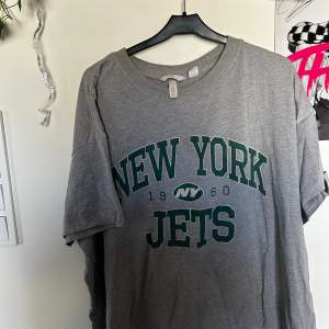 Säljer en grå T-shirt med texten ”New york jets” i grön text pga ej används 💚