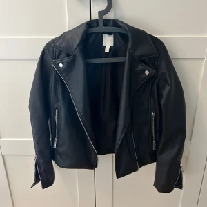 Svart skinnjacka  - Svart skinnjacka som knappt är använd + frakt 