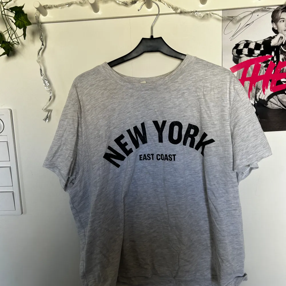 Hej! Jag säljer min ljusgråa T-shirt med texten ”New York” i svart pga att den är för kort för mig🩶. T-shirts.