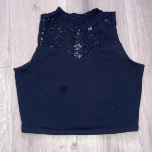 Kroppad linne  - Linne med spets, knappast använd. 