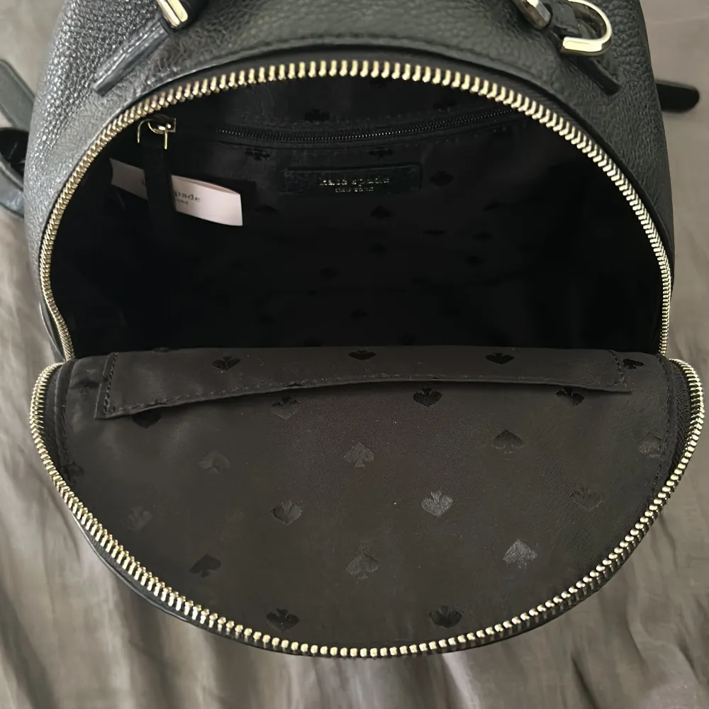 Liten ryggsäck från Kate Spade New York. Köpt i Florida 2019 men har knappat använts sen dess. . Väskor.