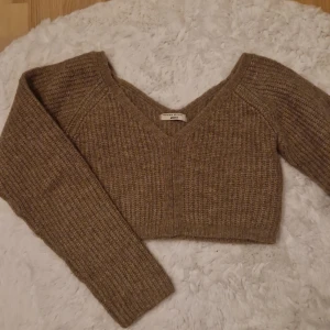 Stickad tröja - En fin och skön stickad tröja från gina tricot, köpt ett par år sedan men har aldrig kommit till användning. Storlek S men passar även xs