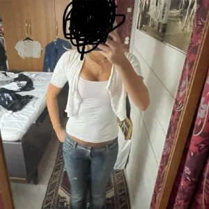 Vit spets bolero - Såå himla söt bolero med spets detalj på ryggen. Köptes på plick men har inte kommit till användning.