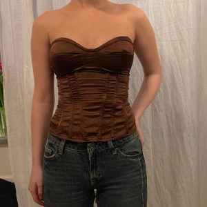 Brun korsett-topp - Säljer min underbara korsett som tyvärr var för liten när jag beställde den(Min kompis på bilden) Vilket gör att jag måste sälja… Superfin nu till sommaren💕💕