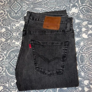 Levis 501 - Mörkgrå Levis 501 i ruggit bra skick! 