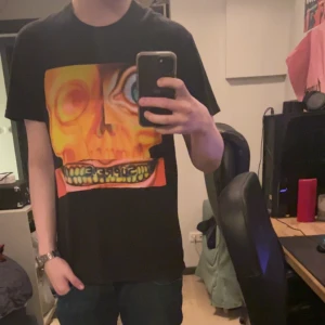 Svart Supreme T-shirt - Tröjan är i toppskick använt cirka 4-5 gånger. Det sitter som en Large/Medium på mig som är en small. Jag är en 182 och den går ned till lite under min midja. Den är äkta köpt direkt från Supreme butiken och kan slänga med en Supreme sticker, 1100 ny