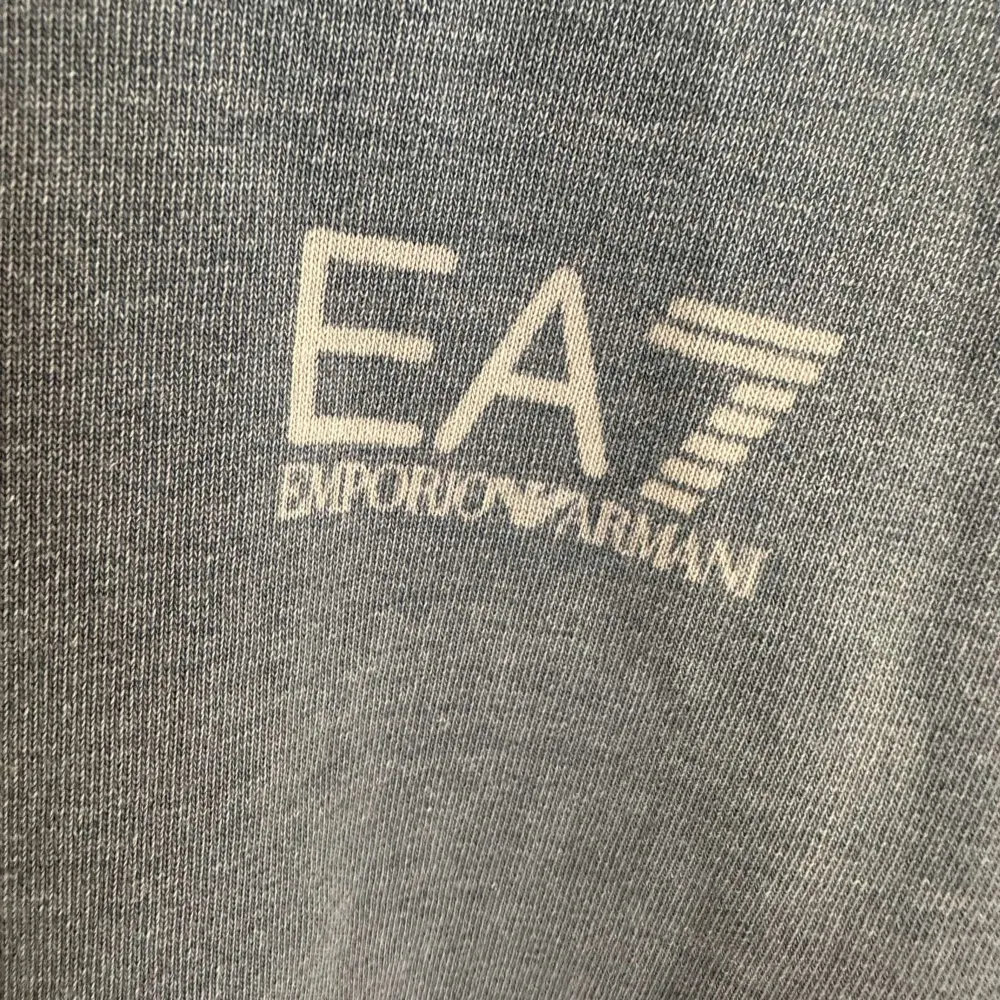Snygg EA7 tröja. Snygg färg och design blå färg av något slag. Strl L. Tröjor & Koftor.