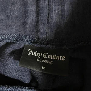 Juicy couture byxor - Hej! Säljer dessa Juicy Couture byxorna i mörkblå. Säljer då dom har blivit för stora. 