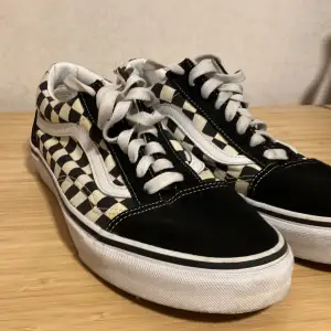 Vans skor säljes pga fel storlek. Vans skor storlek 41 knappt använda.