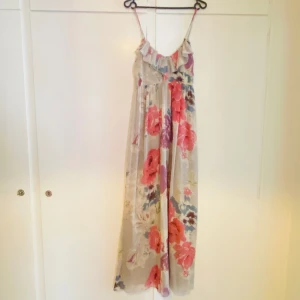 Sommarklänning  - Blommig klänning från Gina tricot  Fint skick 