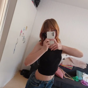 Assnyggt mörkblått linne - Skitsnyggt mörkblått linne med lite mönster vid kanterna,bra skick,kontakta innan köp. Pris kan diskuteras🎀