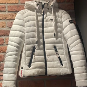 Vit jacka  - Fint skick, andvänder fåtal gånger