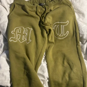 tuttolente byxor  - säljer mina olivgröna tuttolente trackpants i size S. använda men bra skick, inga hål eller sånt. kp för fler bilder!  pris kan diskuteras vid snabb affär. 