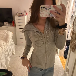 Zip hoodie - Jättesöt zip hoodie i ett lite tunnare material🤍