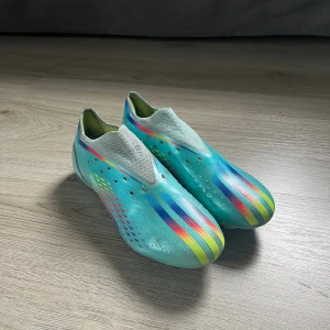 Fotbollsskor  - Säljer ett par adidas fotbollsskor som är bra skick men det är lite färg som har försvunnit men det är inget som förstör skicket på skon,bara att fråga om bild. Men finns tyvärr inga skosnören till