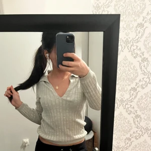 V-ringad tröja - säljer denna super fina v-ringade tröjan i färgen grön som inte längre kommer till användning, bra skick och passar fint nu t våren och upp t hösten, intresserad? kom gärna privat 💗💗