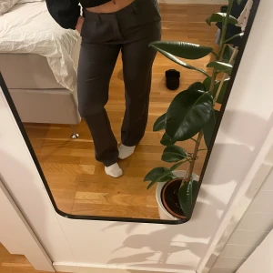 Kostymbyxor  - Säljer dessa snygga lågmidjade kostymbyxor från Nelly då de inte kommer till användning 💕 endast använda 3 gånger och är i superfint skick, storlek 34