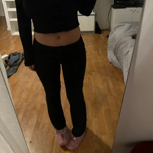 Kostymbyxor mjukis - Säljer dessa byxor då dem aldrig kommit till användan. Dom är sköna och stretchiga, bra skick❤️ skriv om ni är intresserade 