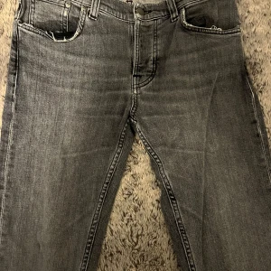 Nudie Grim Tim - Nudie Grim Tim 31/32 Säljs pga de är för små Bra skick Slim fit 550kr 