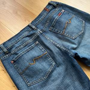 Så fina lågmidjade jeans som är bootcut där nere, med så snygga detaljer på fickorna, använd fåtal gånger. Midjemått tvärsöver:39cm och innerbenslängd:72cm💗