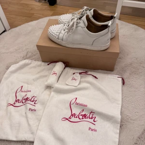 Christian louboutin - Christian louboutin Storlek: 42 skick: 7/10 lite flaws Og: extra spikar & snörer 