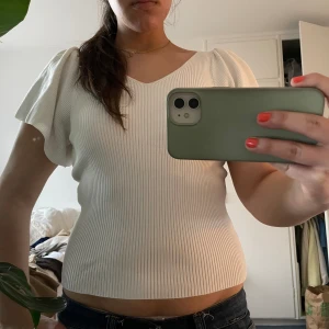 Vit topp - Söt topp med volanger 