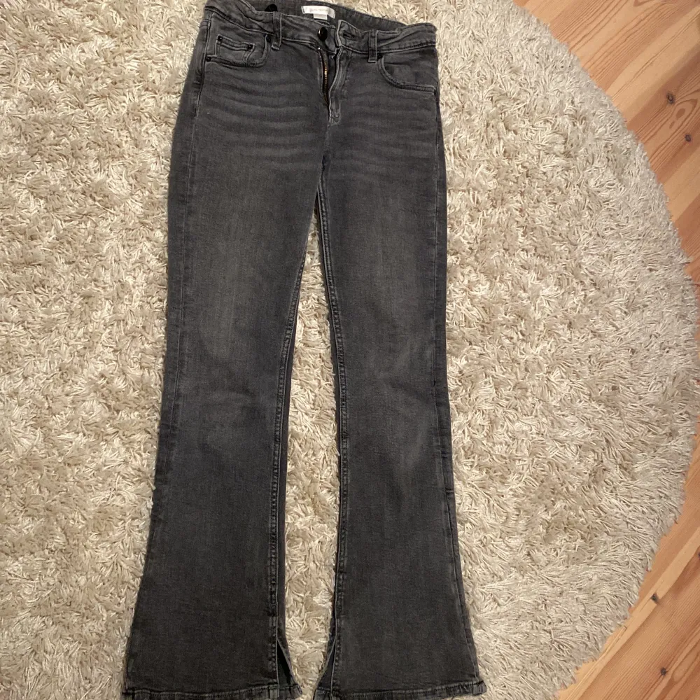 Säljer ett par jätte fina jeans som är använda men i ett fint skick🩶 säljer pga att dem blivit för korta🫶🏻 kontakta för fler frågor💞. Jeans & Byxor.