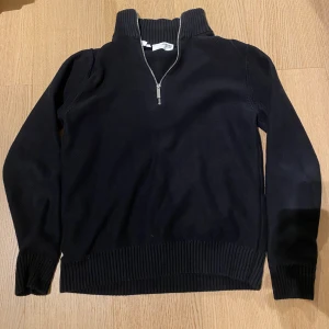 Selected home half zip - Snygg half zip från selected home. Gott skick använd ett fåtal gånger. Storleken är stor så det är som en mindre medium. 