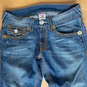 Jeansen är i fint skick, lite nött nere vid båda byxbenen. Alla knappar kvar.  W 30 L 32  Pris kan diskuteras vid snabb affär.