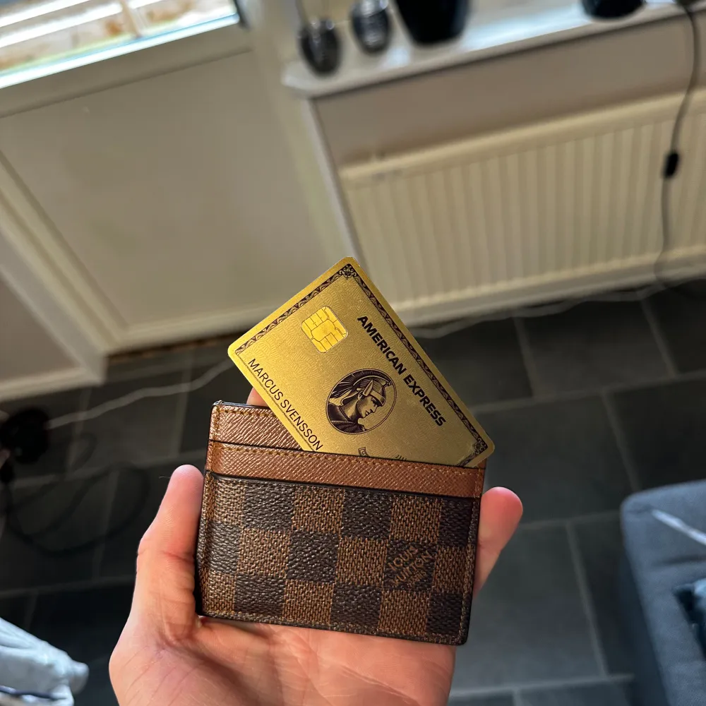 Säljer ett Louis Vuitton kort hållare Skick 9/10. Asusteet.