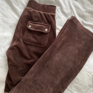 Juicy Couture Byxor  - Bruna Juicy Byxor!  Säljer då de är för små och då inte kommer till någon användning!  Kontakta för mer info!🤎✨